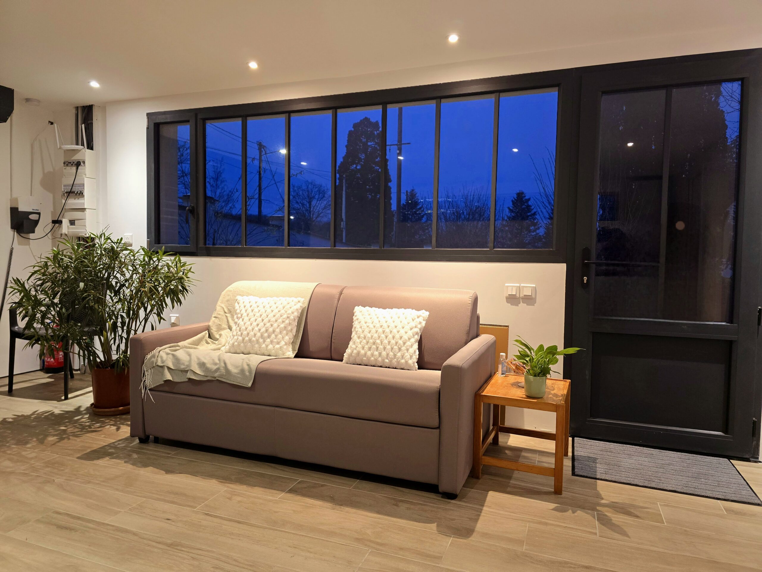 Salle d'attente confortable du centre ESTHÉADERM spécialisé en épilation définitive par électrolyse à Montry (Seine-et-Marne)
