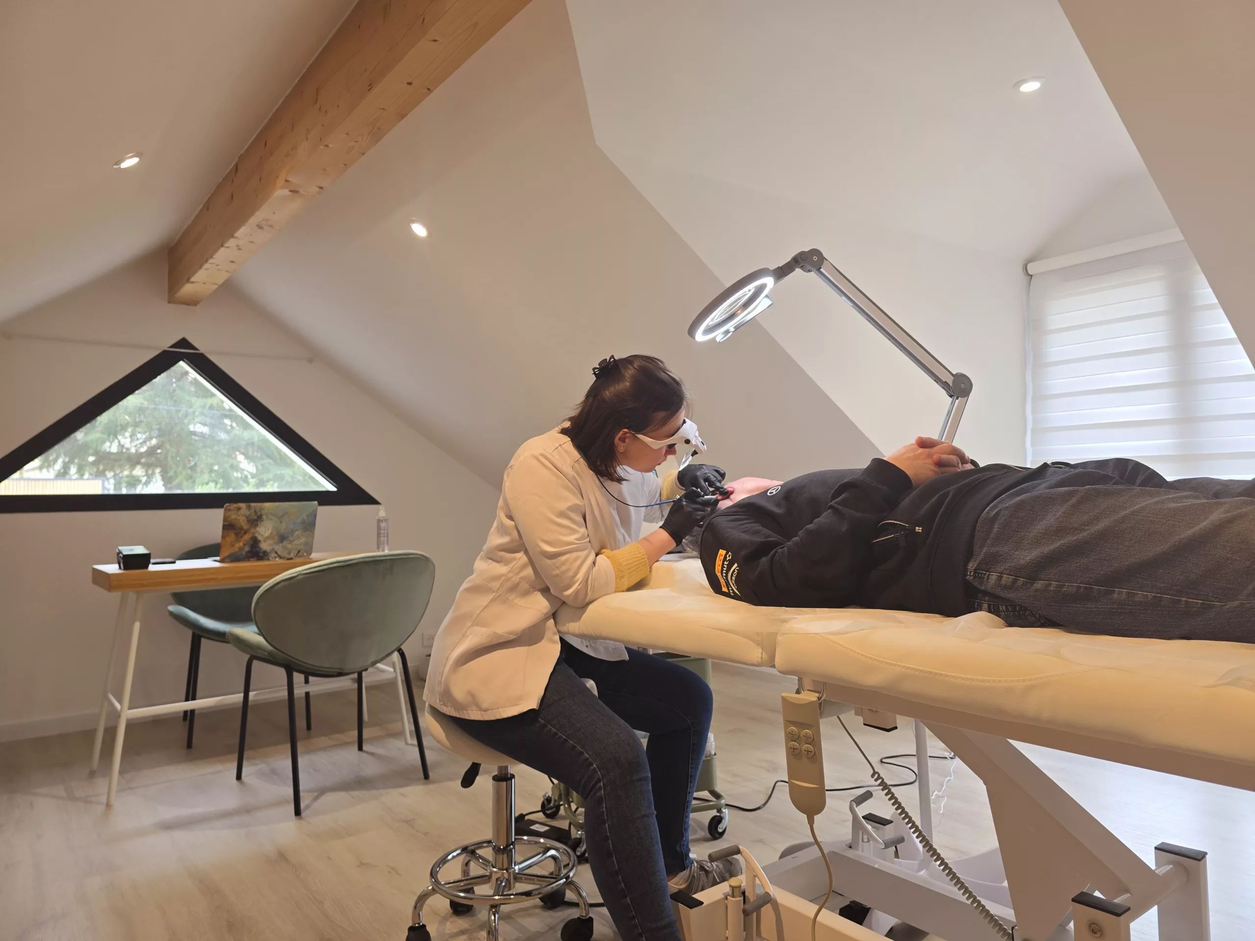 Séance d’épilation définitive par électrolyse chez ESTHÉADERM en Île-de-France