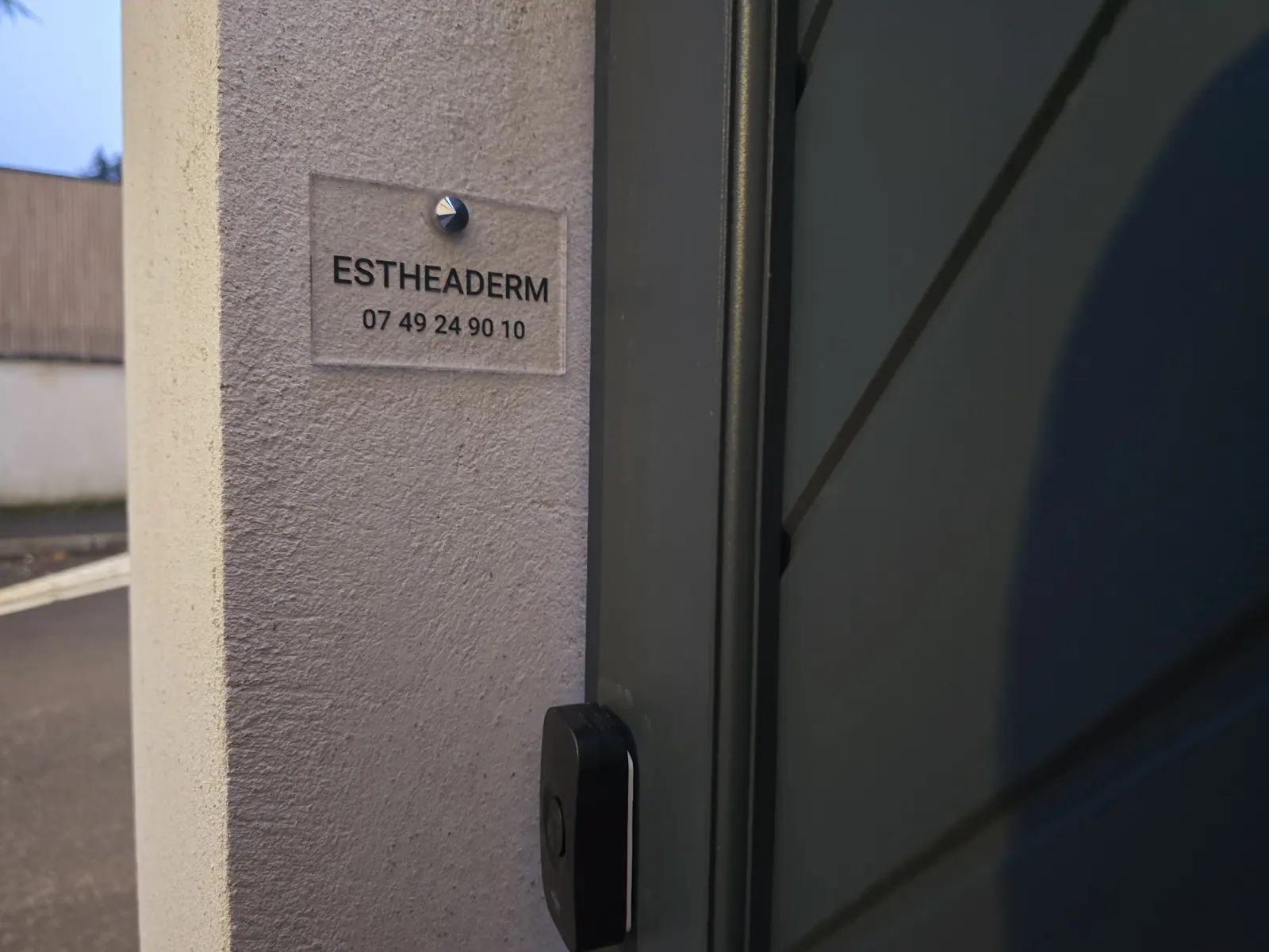 Plaque Esthéaderm à l’entrée
